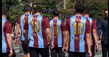 جماهير طرابزون سبور ترتدي قمصان محمد صلاح قبل لقاء فيرينكفاروسي.. فيديو