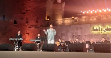 علي الحجار يبدأ حفل مهرجان القلعة بأغنية المال والبنون