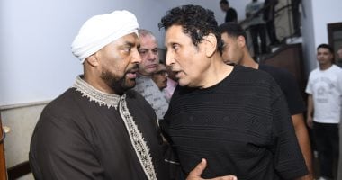 طارق عبد الحليم وأبو الليف وأحمد جوهر في عزاء والدة حجازي متقال.. صور