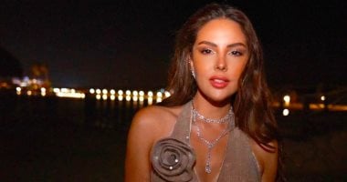 نينا مغربى تتألق بإطلالة صيفية لامعة فى أحدث ظهور على شاطىء البحر