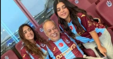 أشرف زكي وروجينا وبناتهما فى مدرجات طرابزون سبور لدعم محمد صلاح.. صور
