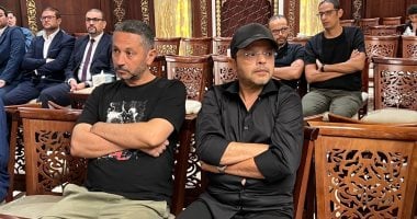 هنيدى ونهال عنبر ومجدى أبو عميرة فى عزاء والدة المنتج عصام شعبان