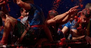 بـ 150 طنا من الطماطم.. شاهد كيف تحتفل إسبانيا بمهرجان لا توماتينا