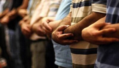 هل صلاة الجماعة في العمل تعدل ثواب أدائها في المسجد؟.. مجدي عاشور يجيب