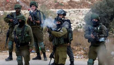 الاحتلال يطلق قنابل الغاز تجاه منازل الفلسطينيين خلال اقتحام قرية في رام الله