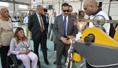 «القومي للإعاقة» ومحافظ بورسعيد يتفقدان أول مصنع يدمج 70 عاملاً من «الصم وضعاف السمع»