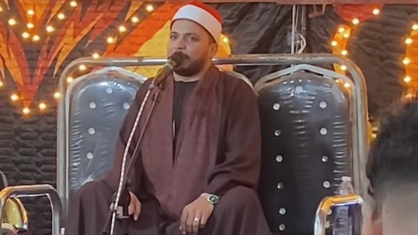 قوم يا شيخ اجري بسرعة.. ماس كهربائي يقطع تلاوة قارئ خلال سهرة قرآنية