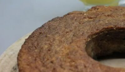طريقة عمل كيك التين مع صوص اللبن الرائب.. جديدة ومختلفة