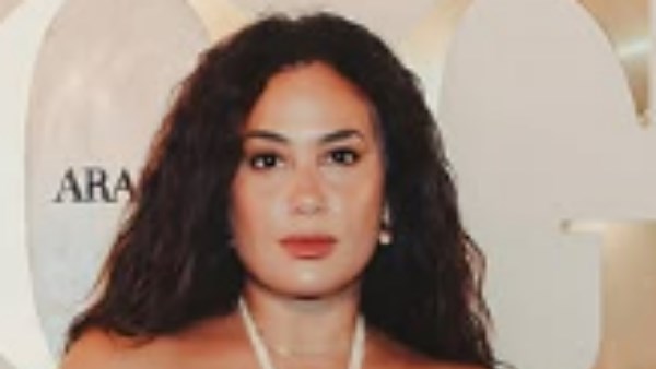 هند صبري تثير الجدل بفستان لافت في الساحل.. شاهد
