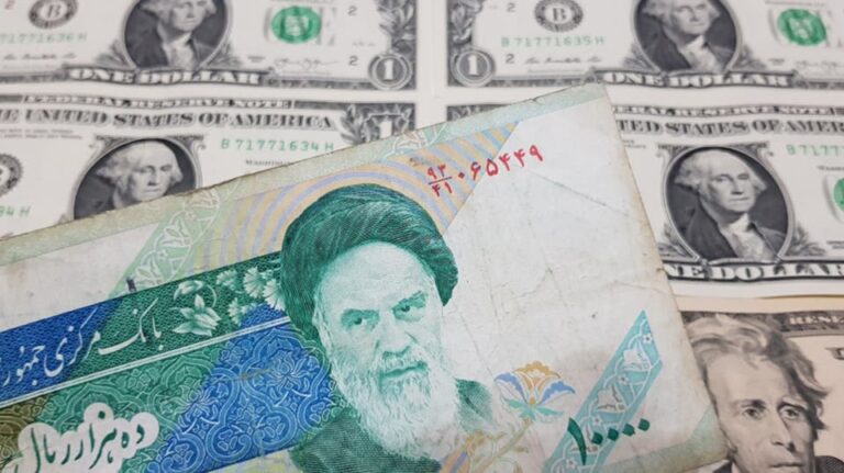 انخفاض قيمة الريال الإيراني إلى مستوى قياسي جديد