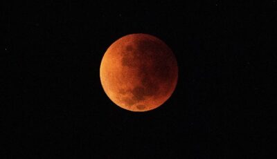 خسوف قمري استثنائي يقترب من سماء العرب.. مشهد أحمر يلامس حدود الخسوف الكلي