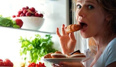 لماذا تزداد الرغبة في الحلويات ليلًا؟.. التوتر وقلة النوم أبرز الأسباب