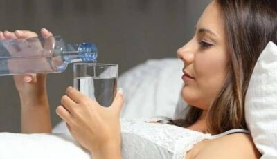 التبول المتكرر ليلًا .. ما الوقت المناسب لآخر كوب ماء أو عصير؟.. اشرب رشفات صغيرة عند الشعور بالعطش.. نصائح لتقليل دخول الحمام