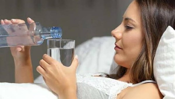 التبول المتكرر ليلًا .. ما الوقت المناسب لآخر كوب ماء أو عصير؟.. اشرب رشفات صغيرة عند الشعور بالعطش.. نصائح لتقليل دخول الحمام