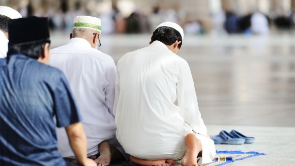 هل يجوز جمع الصلاة بسبب طبيعة العمل؟ .. لجنة الفتوى توضح