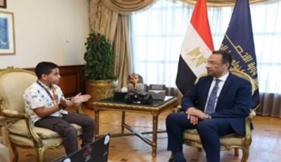 الطفل مارتيروس.. قصة مصمم روبوت يعمل كمرشد سياحي على هيئة توت عنخ آمون