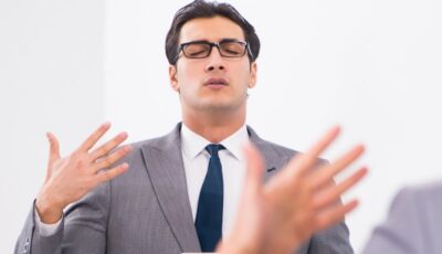 الحديث مع النفس يدعم تنظيم الأفكار وحل المشاكل
