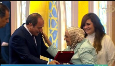 الرئيس السيسي يكرم الدكتورة آمال إسماعيل بعد حصولها على الدكتوراه في الثمانينيات من عمرها