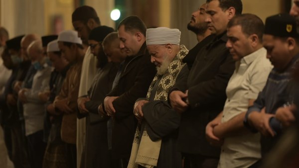 دعاء الاستفتاح في الصلاة .. الإفتاء توضح حكمه والصيغة الصحيحة