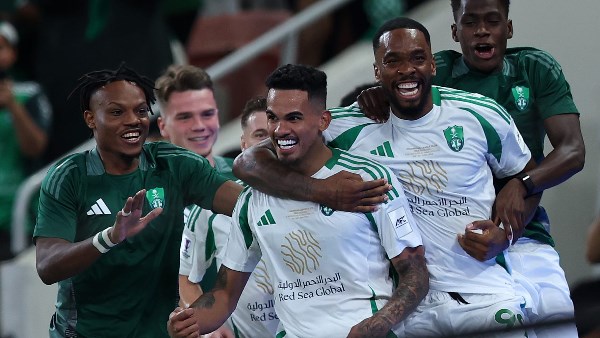الأهلي السعودي يتخطى الأنوار ويبلغ دور الـ16 في كأس خادم الحرمين