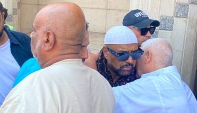 طارق عبد الحليم يساند حجازي متقال فى جنازة والدته