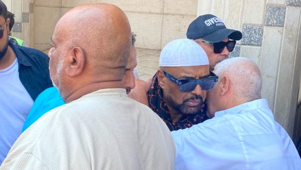 طارق عبد الحليم يساند حجازي متقال فى جنازة والدته