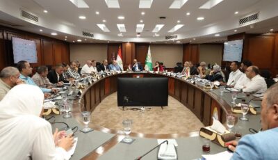 محافظ الجيزة يبحث موقف تقنين أراضي أملاك الدولة مع رؤساء الأحياء