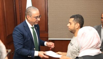محافظ الجيزة يبحث شكاوى المواطنين.. تسليم عقود عمل لثلاثة من ذوي الهمم