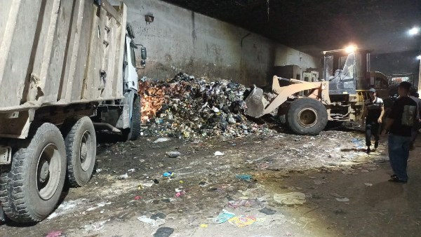 النظافة والتجميل بالجيزة ترفع 1200 طن مخلفات من نفق النجوم ببولاق الدكرور