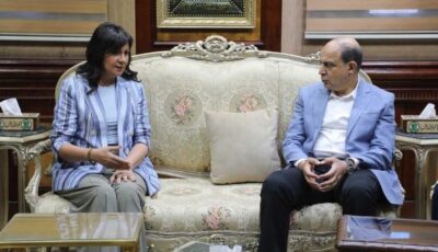 محافظ المنيا والسفيرة نبيلة مكرم يتفقدان قافلة التحالف الوطني بإدقاق المسك