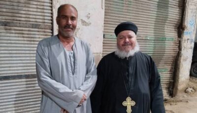 «اتفضل يا أبونا».. مسلم يحضر كرسيا لكاهن كنيسة بعد تعطل التوك توك في إسنا