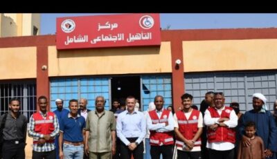 محافظ أسوان يسلم سماعات أذن وأطرافاً صناعية وكراسي متحركة لذوي الاحتياجات الخاصة