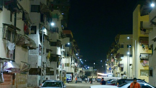 منظومة الإنارة.. محافظ بورسعيد يتابع ميدانيًا أعمال تركيب الكشافات والأعمدة بحي الزهور و المناخ