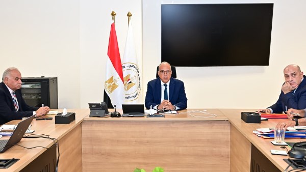 تشغيل الآبار الجوفية بالطاقة الشمسية وتعميم منظومة التراخيص الإلكترونية