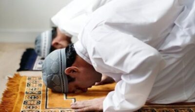 هل يقطع المصلي صلاة السنة إذا دخل عليه من يريد الجماعة؟.. أمين الإفتاء يجيب