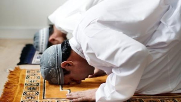 هل يقطع المصلي صلاة السنة إذا دخل عليه من يريد الجماعة؟.. أمين الإفتاء يجيب