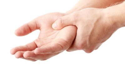 أسباب تنميل الأطراف.. متى يكون بسبب الغضاريف وهل العلاج الطبيعي مفيد؟