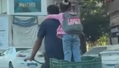 حبيبة بابا.. أب يثير الجدل بحمل ابنته الصغيرة داخل صندوق خلف دراجة