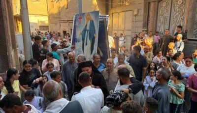 بقداس احتفالي وتطواف مريمي.. الأنبا بشارة يشارك أهالي منهري احتفالات عيد العذراء|صور