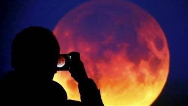 هل يؤثر خسوف القمر على المصريين.. وهل هناك خطورة من الظاهرة الفلكية؟