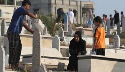 حكم توزيع الصدقات عند زيارة المقابر.. الإفتاء تجيب