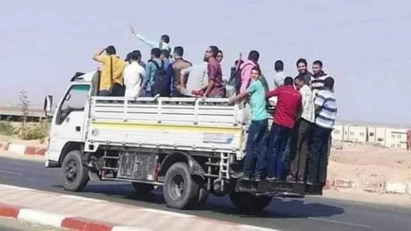بعد وفاة عشرات المواطنين .. مقترح برلماني بمنع نقل الركاب بـ سيارات الصندوق