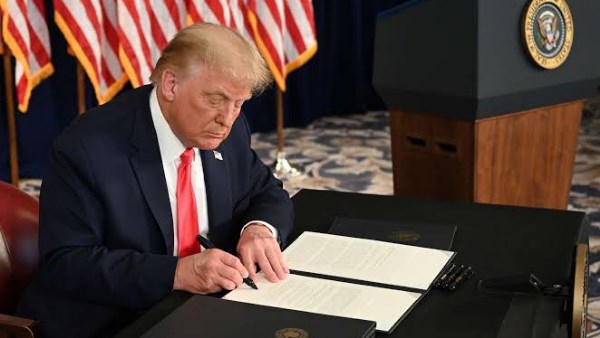 ترامب يوقع إعلانًا يفرض رسومًا جمركية على واردات الطائرات المسيرة