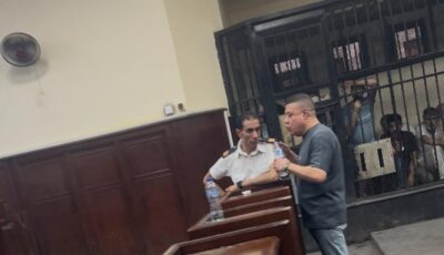 صاحب بيت فاطم المتهم بالاعتداء على 4 فتيات في «قفص» المحاكمة.. صور