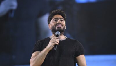 تامر حسني يشعل أولى حفلاته بعد وفاة والده في رأس الحكمة