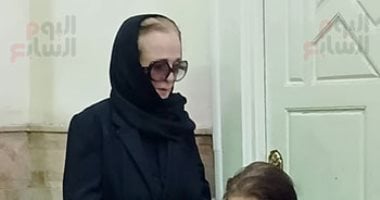 بدء عزاء ابنة الفنانة نجلاء فتحى بمسجد عمر بن عبد العزيز بشيراتون