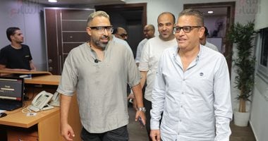 النجم محمد عدوية في جولة بـ«اليوم السابع» بعد نجاح ألبومه «جوة عيني».. صور