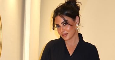 إطلالة بالأسود ولمسات ذهبية.. ميرنا نور الدين تشارك جمهورها جلسة تصوير