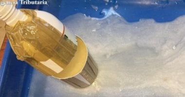 كوكايين سائل داخل الشامبو.. إحباط تهريب 8.2 كجم بمطار فالنسيا