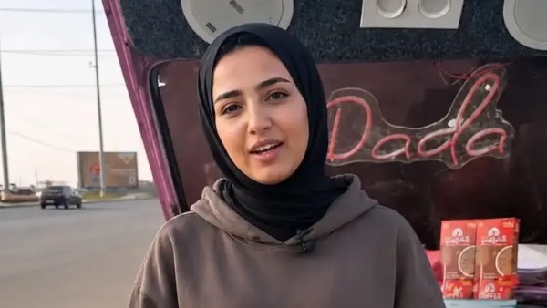 بعد قليل.. استكمال محاكمة المتهمين بدهس بائعة الشاي بحدائق الأهرام